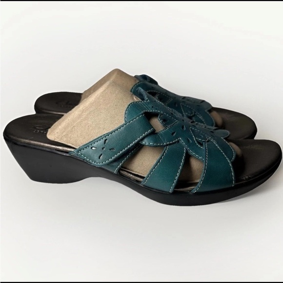 Clarks Bendable Women Sandals Wedge Slip On Floral Strappy Leather 9.5 Teal Blue - Picture 2 of 13